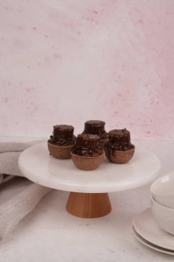 Lezzetli kremayla dolu çıtır bir pasta.