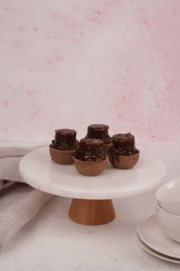 Lezzetli kremayla dolu çıtır bir pasta.