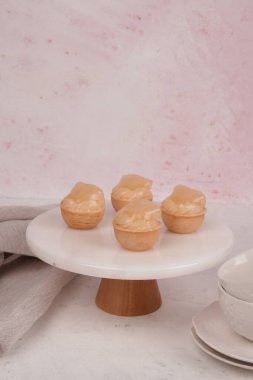 Lezzetli kremayla dolu çıtır bir pasta.