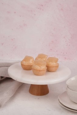 Lezzetli kremayla dolu çıtır bir pasta.