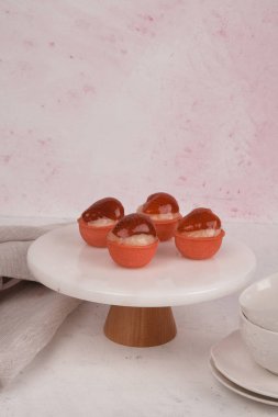 Lezzetli kremayla dolu çıtır bir pasta.