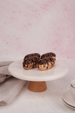 Lezzetli kremayla dolu çıtır bir pasta.