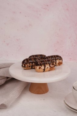 Lezzetli kremayla dolu çıtır bir pasta.