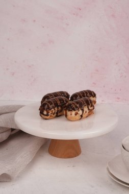 Lezzetli kremayla dolu çıtır bir pasta.