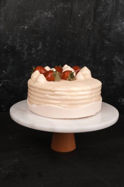 Beyaz Arkaplanda Renkli Meyveli Kek