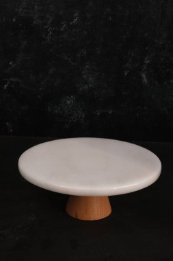 Boş mermer tabağı olan minimalist bir yemek tasarımı. 