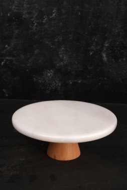 Boş mermer tabağı olan minimalist bir yemek tasarımı. 