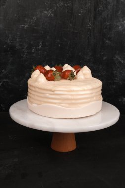 Beyaz Arkaplanda Renkli Meyveli Kek