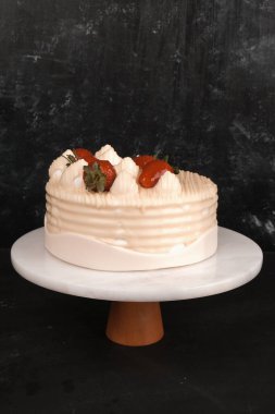 Beyaz Arkaplanda Renkli Meyveli Kek