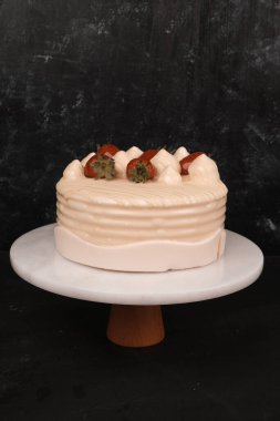 Beyaz Arkaplanda Renkli Meyveli Kek