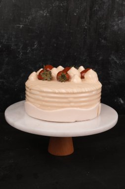 Beyaz Arkaplanda Renkli Meyveli Kek