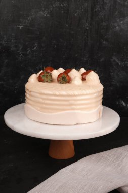 Beyaz Arkaplanda Renkli Meyveli Kek