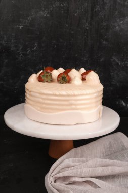 Beyaz Arkaplanda Renkli Meyveli Kek