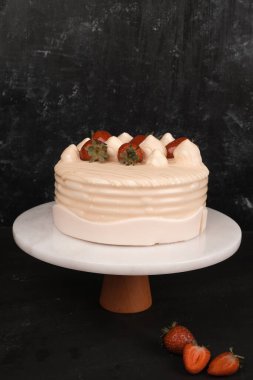 Beyaz Arkaplanda Renkli Meyveli Kek