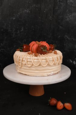 Beyaz Arkaplanda Renkli Meyveli Kek