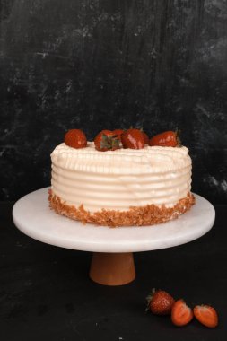 Beyaz Arkaplanda Renkli Meyveli Kek