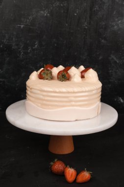 Beyaz Arkaplanda Renkli Meyveli Kek