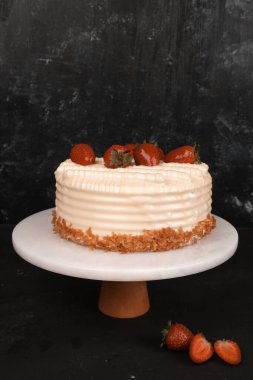 Beyaz Arkaplanda Renkli Meyveli Kek