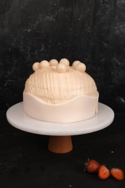 Beyaz Arkaplanda Renkli Meyveli Kek