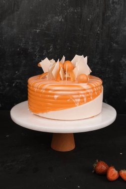 Beyaz Arkaplanda Renkli Meyveli Kek