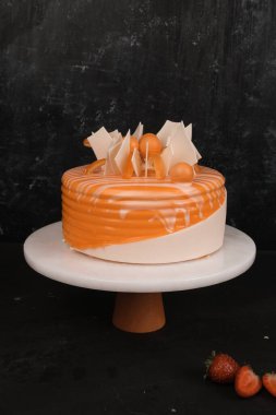 Beyaz Arkaplanda Renkli Meyveli Kek