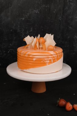 Beyaz Arkaplanda Renkli Meyveli Kek