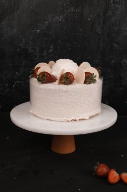 Beyaz Arkaplanda Renkli Meyveli Kek
