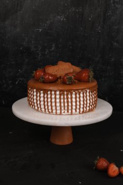 Beyaz Arkaplanda Renkli Meyveli Kek