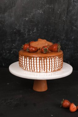 Beyaz Arkaplanda Renkli Meyveli Kek