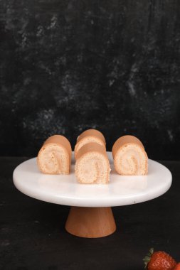 Beyaz Arkaplanda Renkli Meyveli Kek