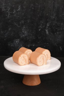 Beyaz Arkaplanda Renkli Meyveli Kek