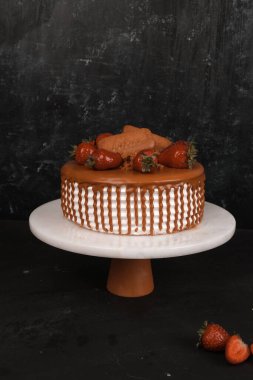 Beyaz Arkaplanda Renkli Meyveli Kek