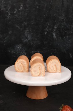 Beyaz Arkaplanda Renkli Meyveli Kek