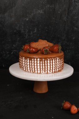 Beyaz Arkaplanda Renkli Meyveli Kek