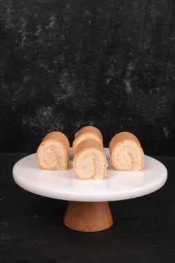 Beyaz Arkaplanda Renkli Meyveli Kek