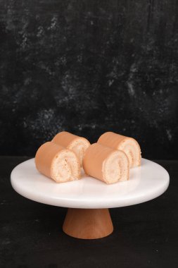 Beyaz Arkaplanda Renkli Meyveli Kek