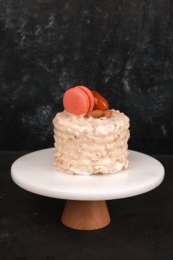 Beyaz Arkaplanda Renkli Meyveli Kek