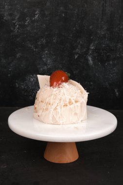 Beyaz Arkaplanda Renkli Meyveli Kek