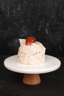 Beyaz Arkaplanda Renkli Meyveli Kek