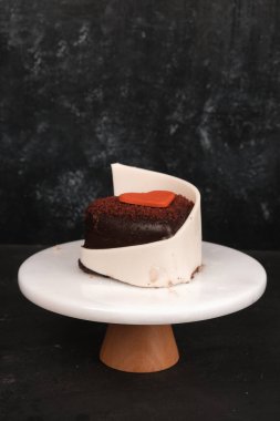 Beyaz Arkaplanda Renkli Meyveli Kek