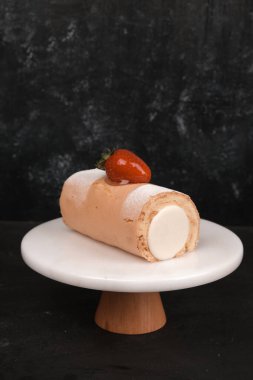 Beyaz Arkaplanda Renkli Meyveli Kek