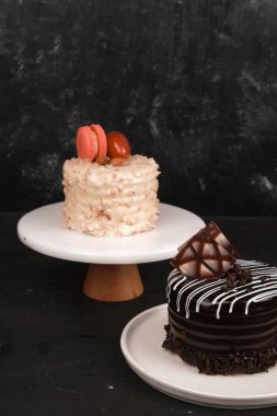 Beyaz Arkaplanda Renkli Meyveli Kek