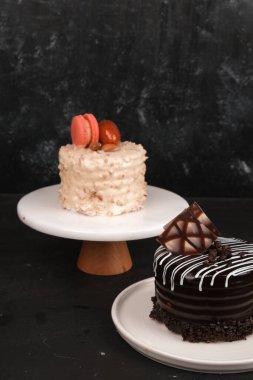 Beyaz Arkaplanda Renkli Meyveli Kek