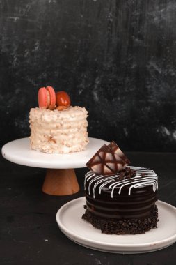 Beyaz Arkaplanda Renkli Meyveli Kek