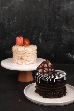 Beyaz Arkaplanda Renkli Meyveli Kek