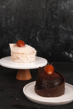 Beyaz Arkaplanda Renkli Meyveli Kek