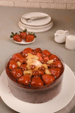 Süslü bir tabakta katmanlı kek dilimi