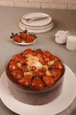 Süslü bir tabakta katmanlı kek dilimi