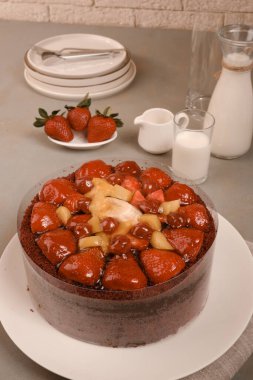 Süslü bir tabakta katmanlı kek dilimi