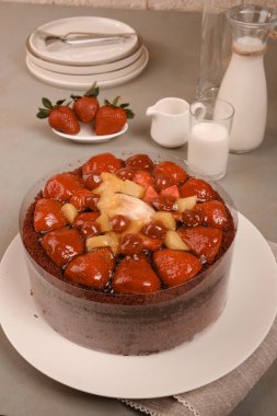 Süslü bir tabakta katmanlı kek dilimi